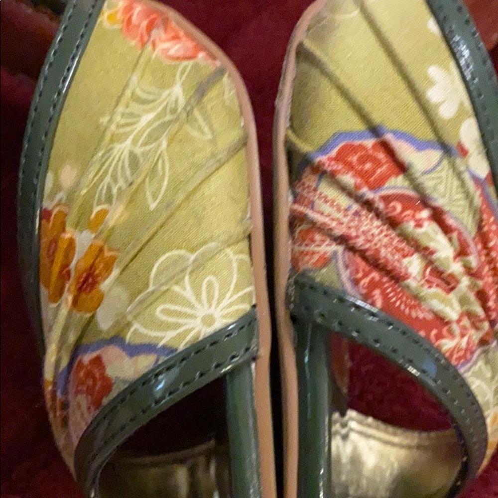 Sold liznash1208 Wild Rose red floral/green heel - Picture 8 of 11